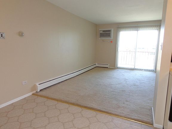 4th image of 1 Hawthorne Ln #304