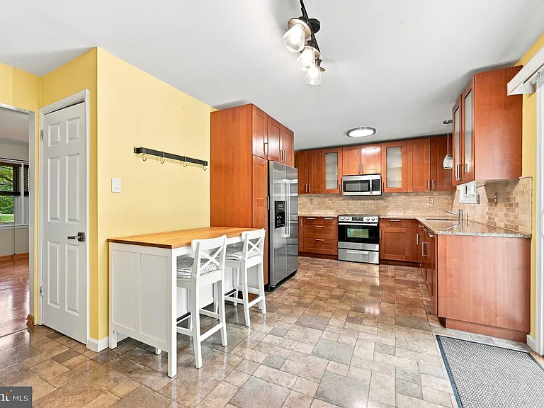 12 Lynn Blvd — Photo 3