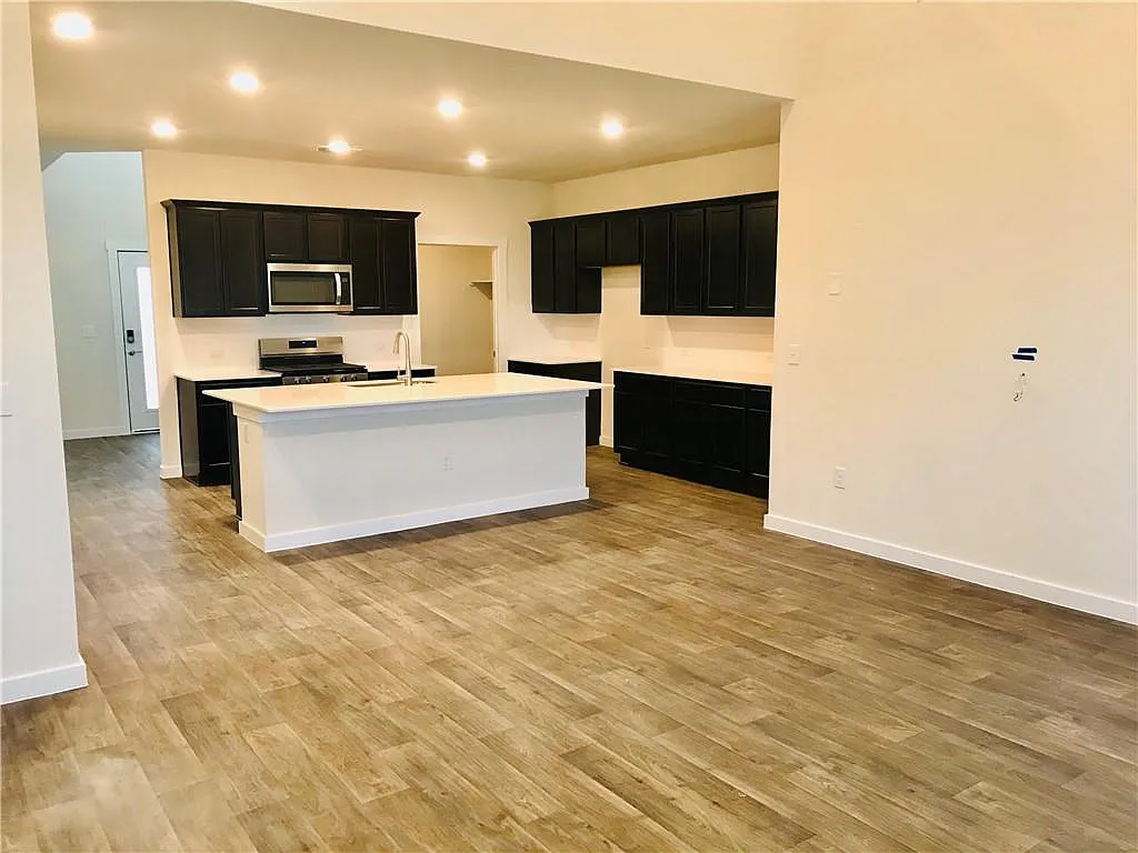 4 bed, 2.5 bath, 2531 sqft, $2,450 — Photo 3