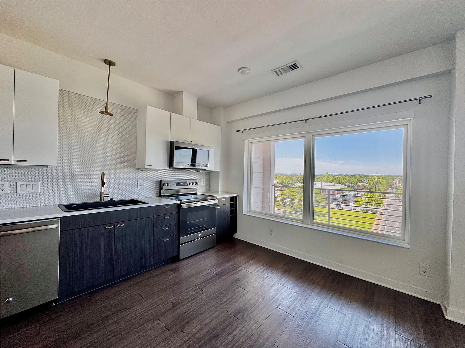 2 bed, 2.0 bath, 1305 sqft, $2,495 — Photo 4