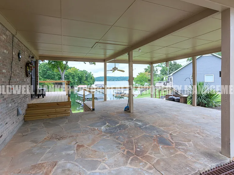 165 Lakeshore Ct — Photo 6