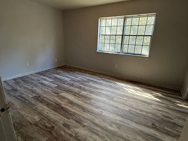 Colonial Apartments — Photo 3