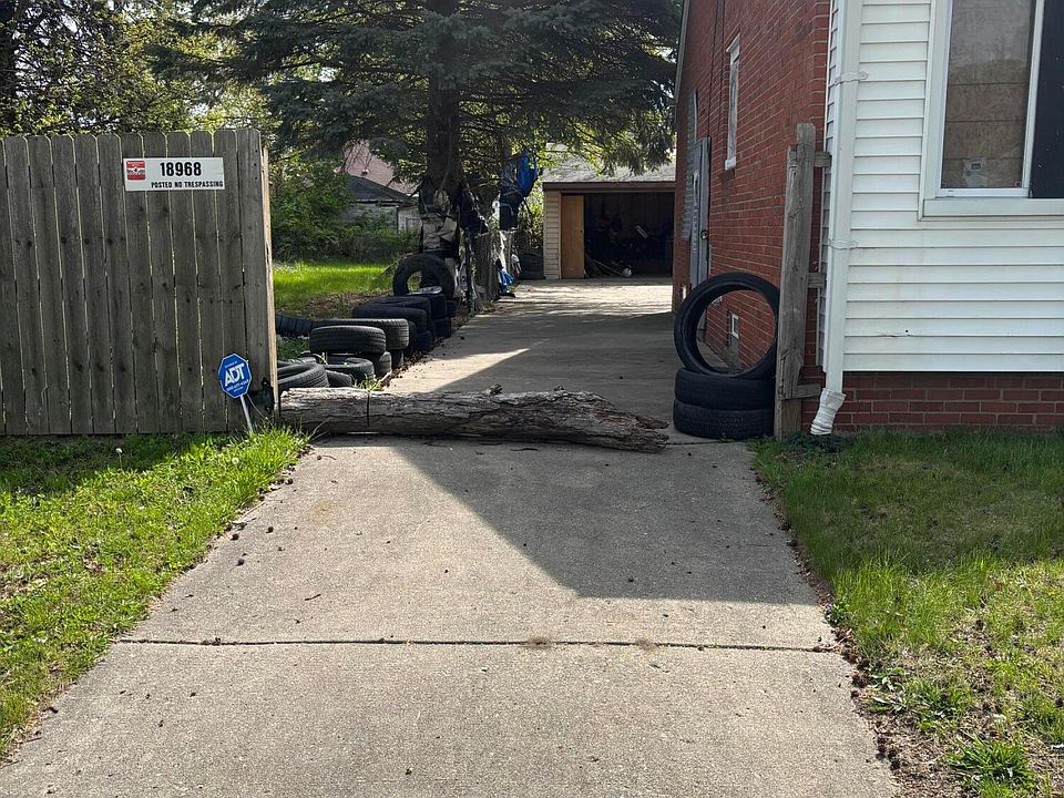2nd image of 18968 Blackmoor St