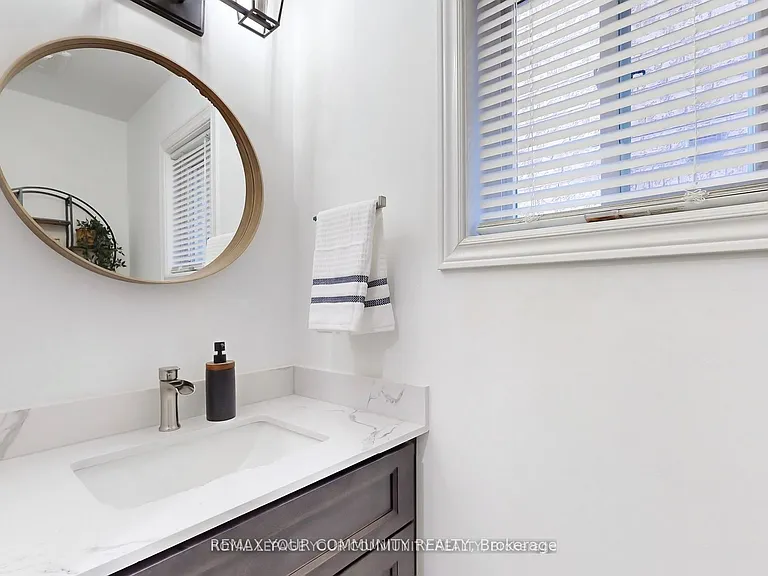 52 Four Seasons Cres — Photo 16
