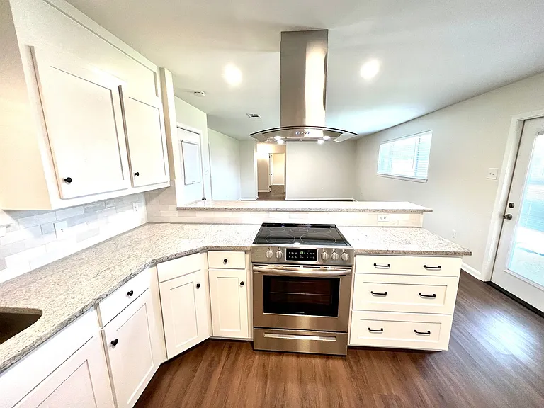 3041 Singletary Dr — Photo 3