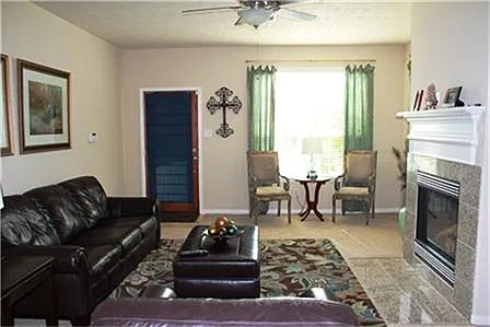 4 bed, 2.5 bath, 2433 sqft, $2,500 — Photo 4
