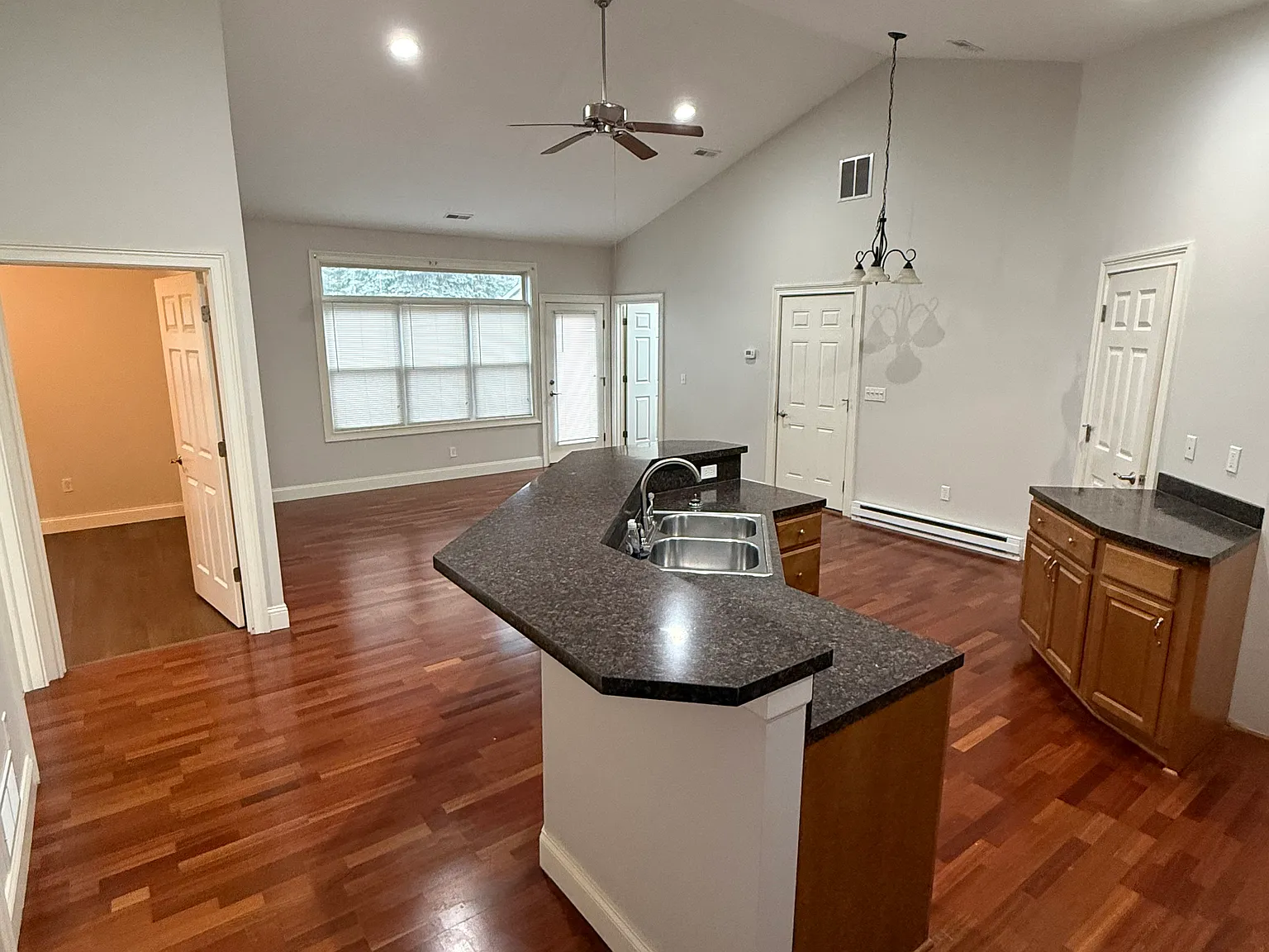 2 bed, 950 sqft, $1,100 — Photo 3