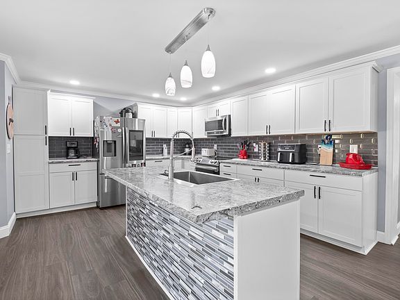 3rd image of 115 Meadowlark Ct