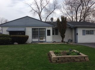 29 Cardinal Ln, Carpentersville, IL 60110