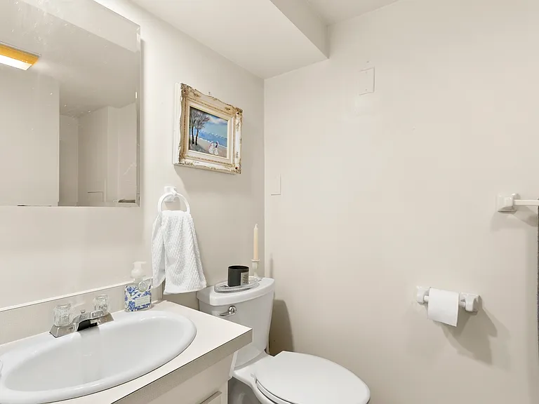 1526 Thorndyke Ave W — Photo 23