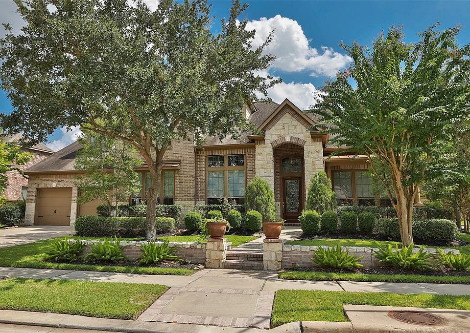 Welcome to your beautiful home! Offering all you've been looking for on this large corner lot.