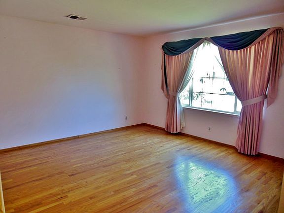5th image of 4395 Scottsfield Dr