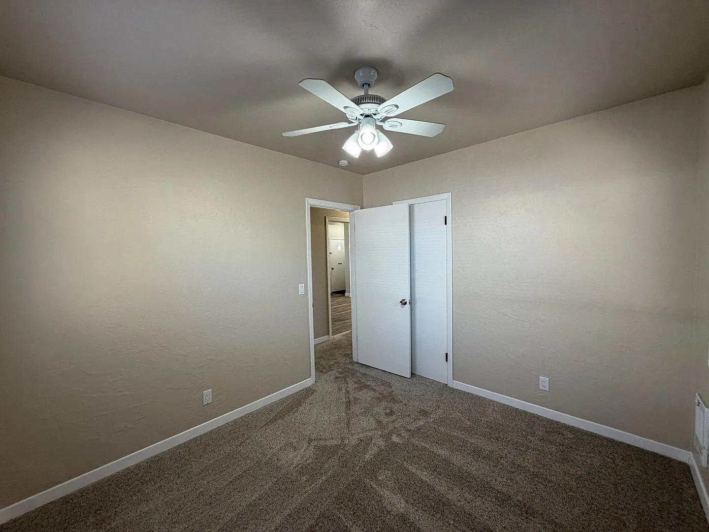 947 SW 14th St — Photo 3