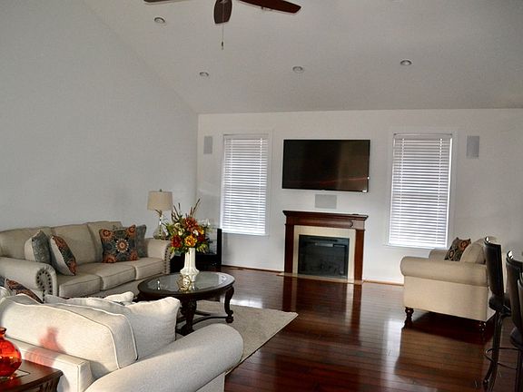 3rd image of 2537 N Independence Dr