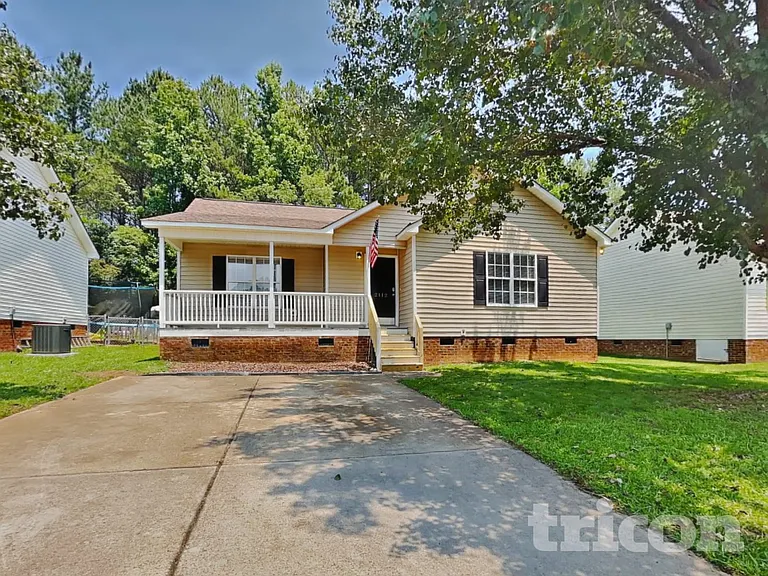 2112 McKinnon Dr — Photo 1