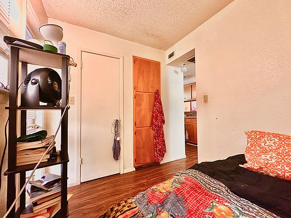 5th image of 912 W 22nd 1/2 St APT C