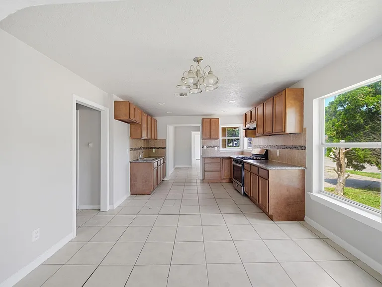 1102 Johnson St — Photo 5