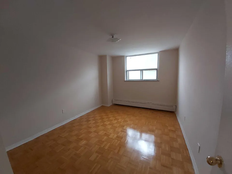 5950 Bathurst St