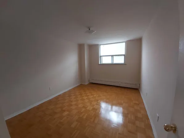 5950 Bathurst St, Toronto, ON