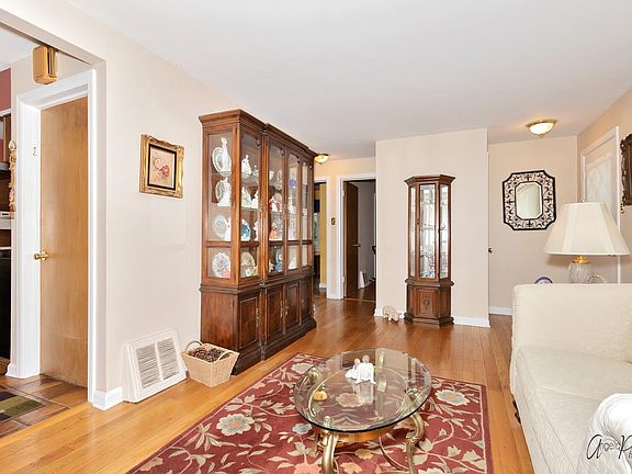 5th image of 109 N Linden Ave