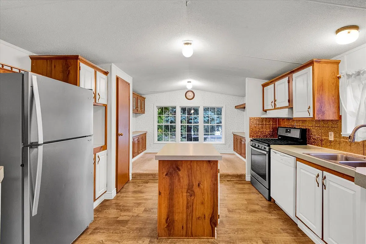 2 bed, 1064 sqft, $1,900 — Photo 2