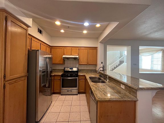 5th image of 429 Middlebury Ct