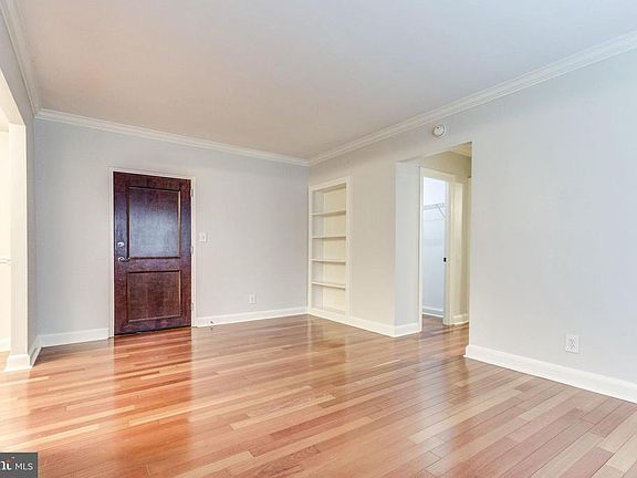 4th image of 922 S Washington St APT 104