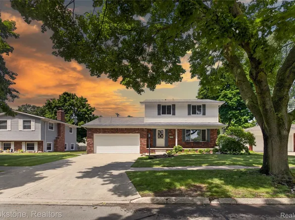 1018 Virginia Ave, Marysville, MI 48040