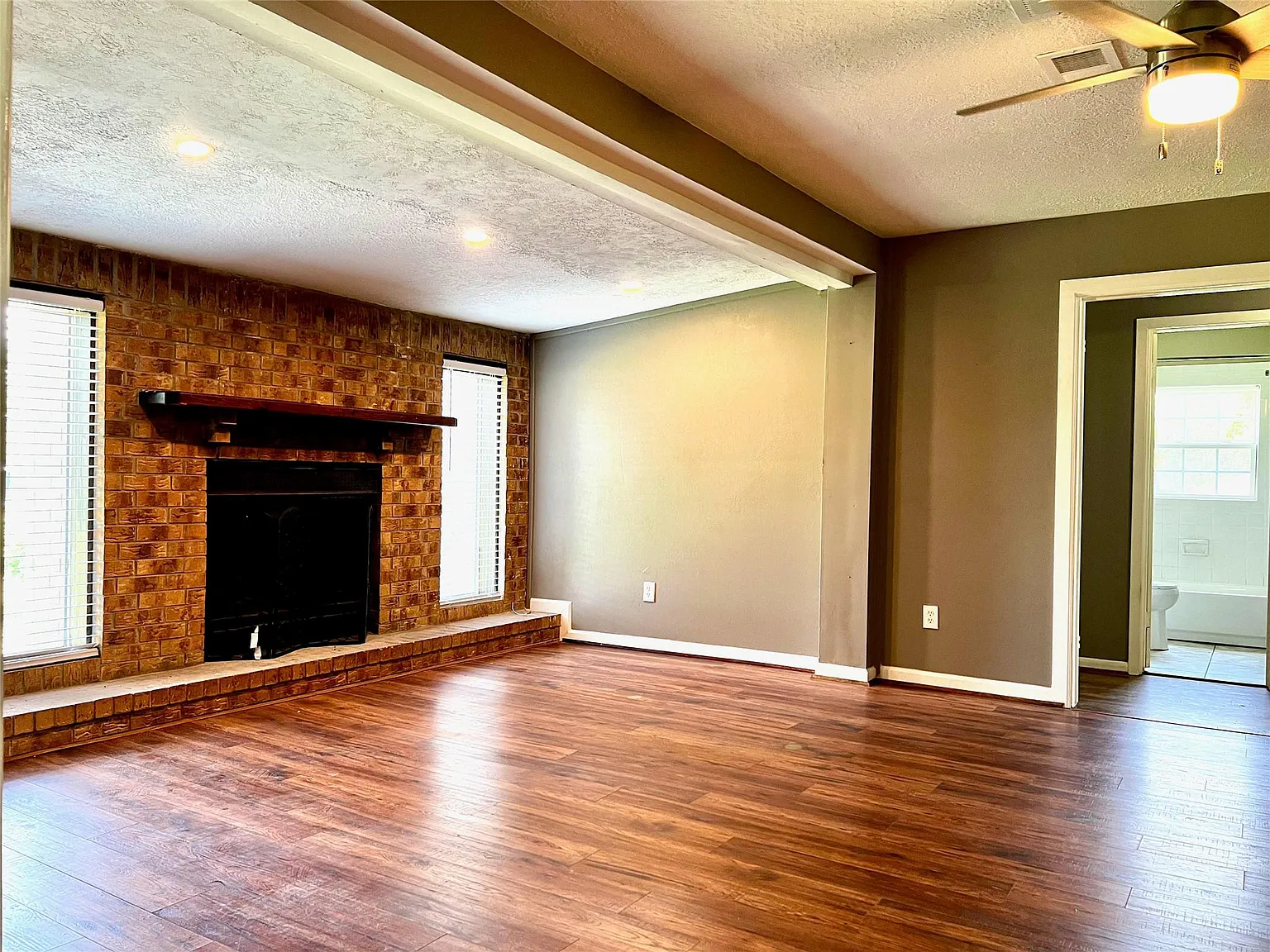 2 bed, 1.0 bath, 1191 sqft, $1,400 — Photo 4