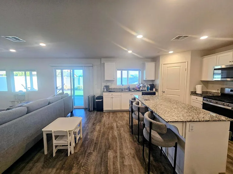 1231 Memorial Ave — Photo 8