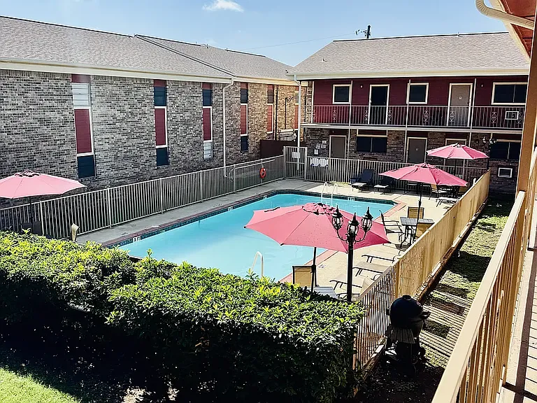 Windmill Park Apartments — Photo 1