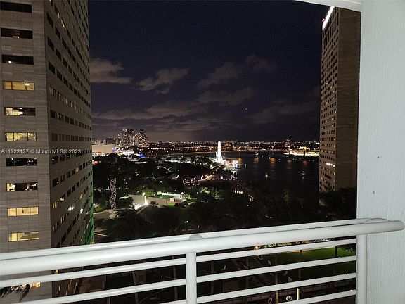 5th image of 325 Biscayne Blvd #1914