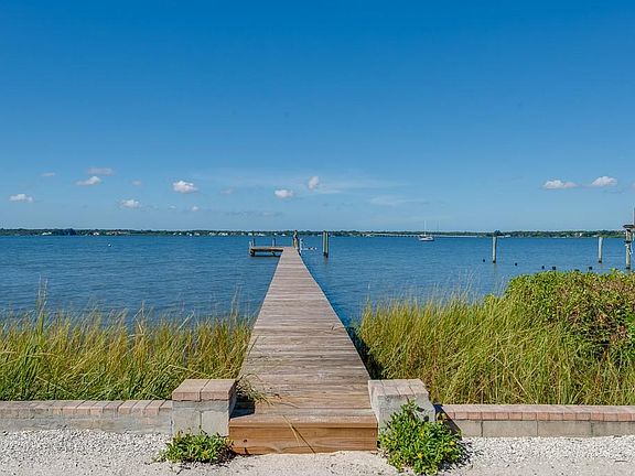 4th image of 322 Shore Dr E