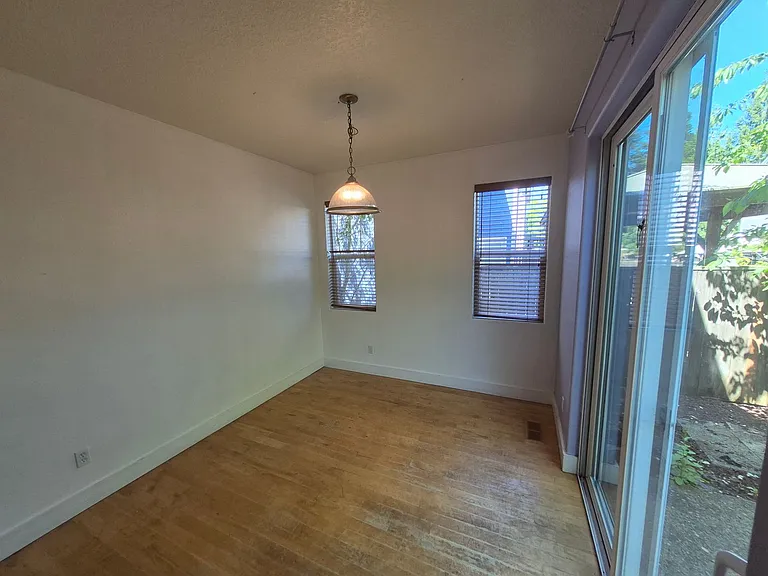 1467 SE Blanchard St — Photo 4