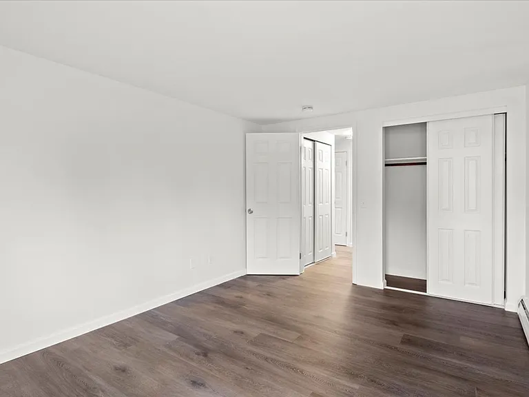 Burke Crest Apartments — Photo 4