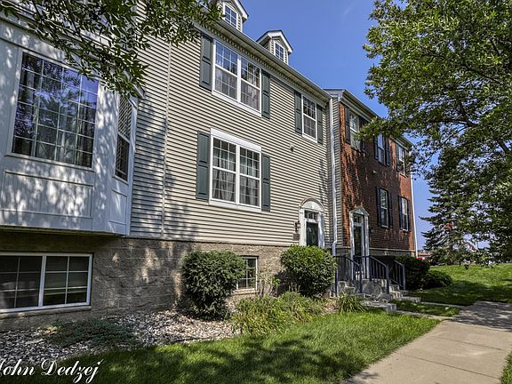 3rd image of 7989 Stratford Cir N