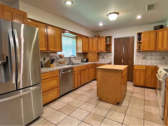 3rd image of 214 Erin Dr