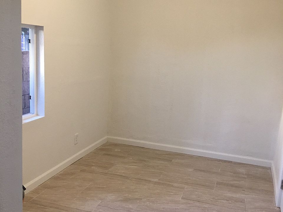 2nd image of 820 1/2 W Florence Ave #2nd