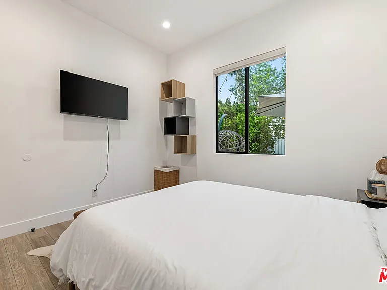 22747 Erwin St — Photo 31