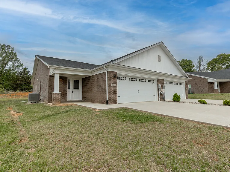 305 Breckinridge Cir — Photo 5