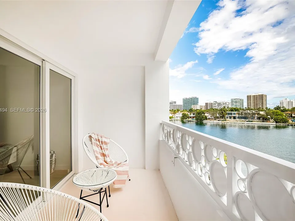 9881 E Bay Harbor Dr #502