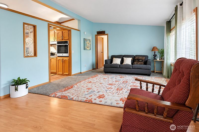 5th image of 720 190th Street E