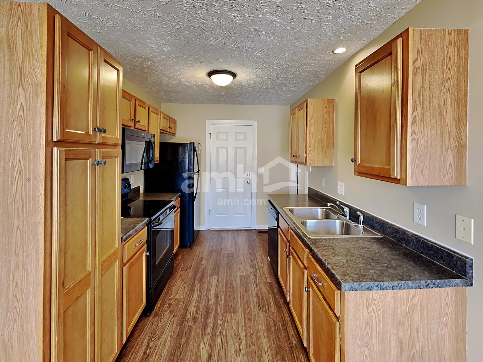3 bed, 2.5 bath, 1874 sqft, $2,290 — Photo 3