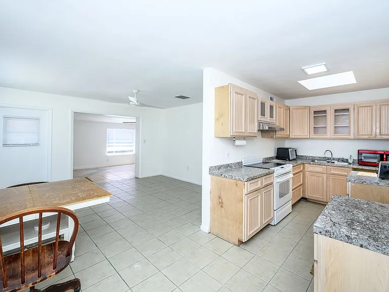 510 Sharon Cir — Photo 9