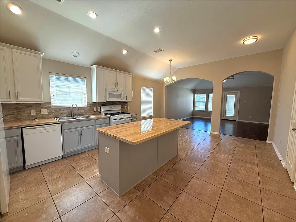 11203 Overland Trail Dr