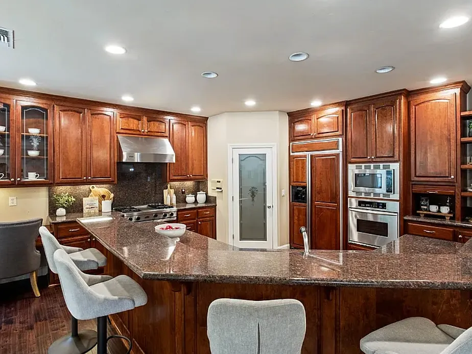 4 bed, 4100 sqft, $6,350 — Photo 2