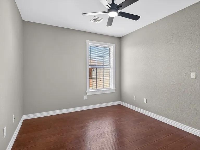 813 Marcus St — Photo 16