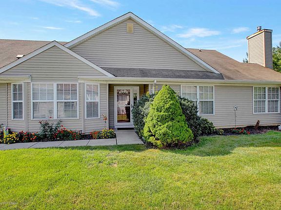 3rd image of 22 Pine Hollow Ln