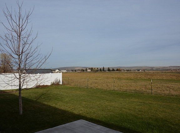 3rd image of 637 S Belle Arbor Dr