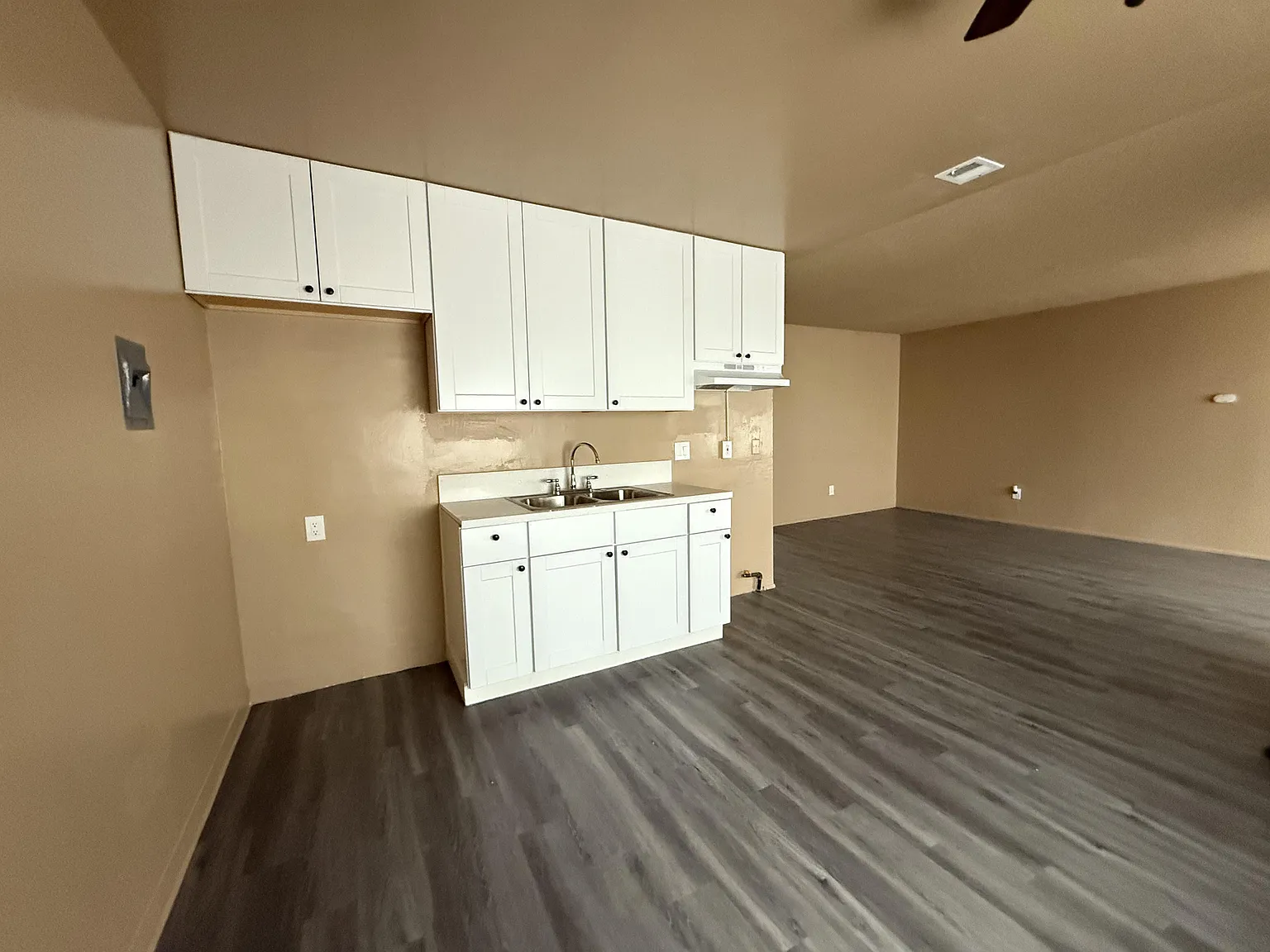 15319 South White Avenue - E — Photo 1